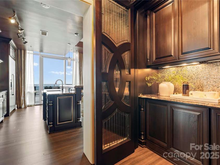 215 Pine Street, Charlotte, NC 28202.  MLS# CAR4294172, YatesRealty ID 18554. Coffee Bar
