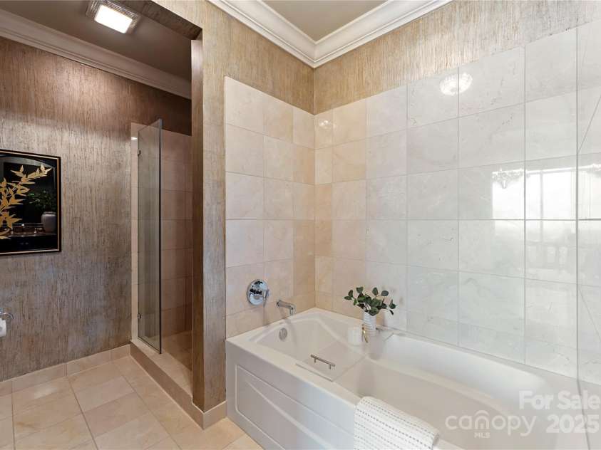 215 Pine Street, Charlotte, NC 28202.  MLS# CAR4294172, YatesRealty ID 18554. Full Bathroom