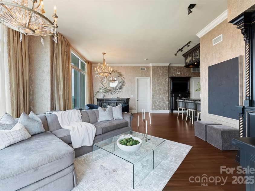 215 Pine Street, Charlotte, NC 28202.  MLS# CAR4294172, YatesRealty ID 18554. Living Room