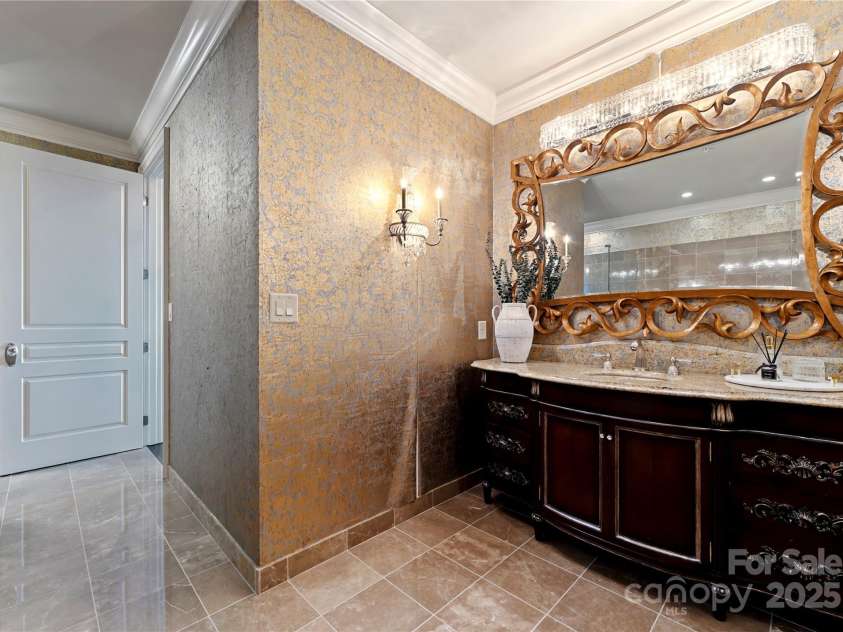 215 Pine Street, Charlotte, NC 28202.  MLS# CAR4294172, YatesRealty ID 18554. Primary Bathroom