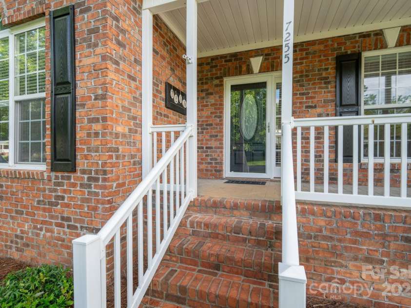 7255 Orchard Path Drive, Clemmons, NC 27012.  MLS# CAR4263149, YatesRealty ID 18556. 