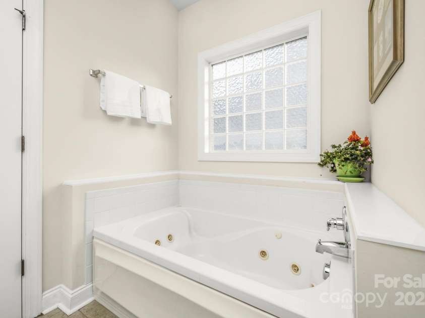 7255 Orchard Path Drive, Clemmons, NC 27012.  MLS# CAR4263149, YatesRealty ID 18556. 