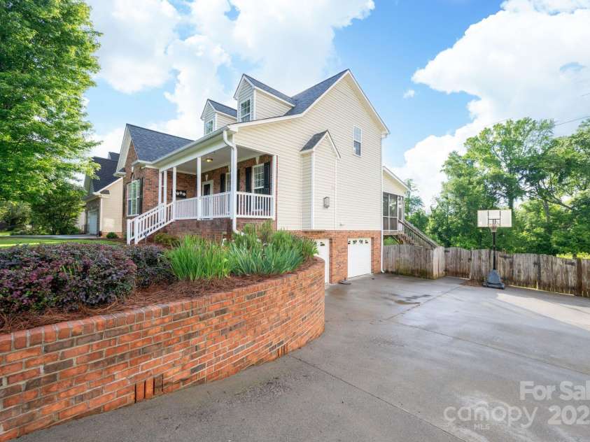 7255 Orchard Path Drive, Clemmons, NC 27012.  MLS# CAR4263149, YatesRealty ID 18556. 