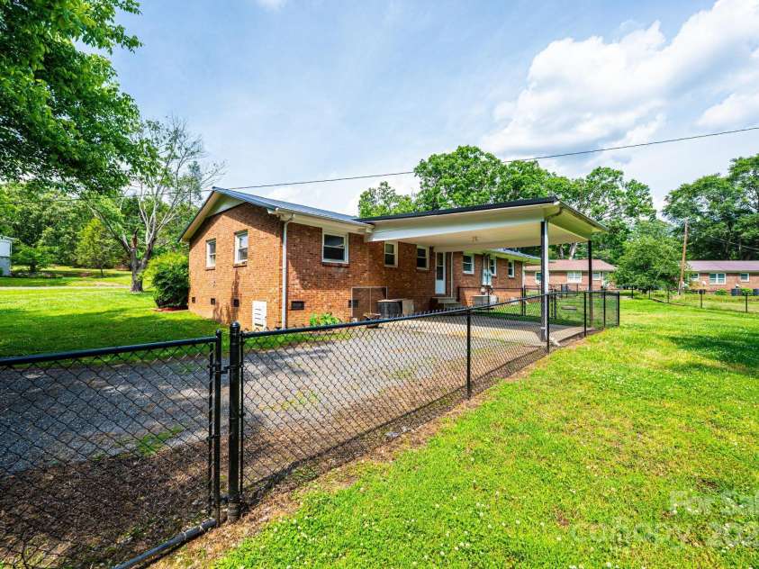 1094 / 1092 Curve View Road, Lincolnton, NC 28092.  MLS# CAR4258616, YatesRealty ID 18558. 