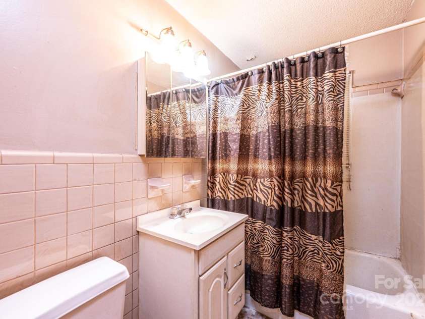 1094 / 1092 Curve View Road, Lincolnton, NC 28092.  MLS# CAR4258616, YatesRealty ID 18558. 