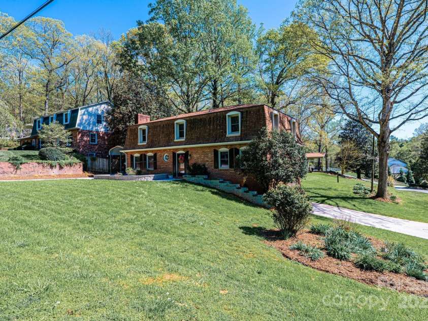651 25th Avenue, Hickory, NC 28601.  MLS# CAR4233681, YatesRealty ID 18559. Corner Lot