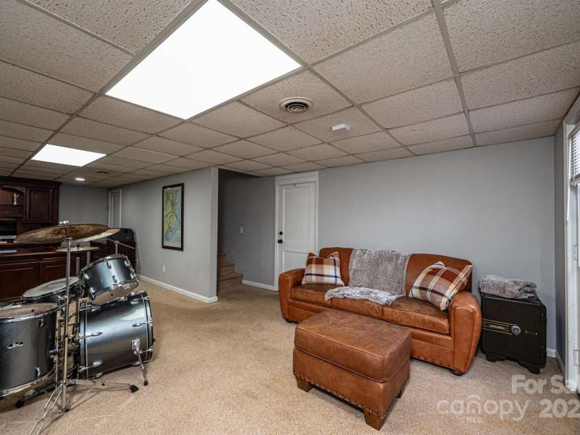 651 25th Avenue, Hickory, NC 28601.  MLS# CAR4233681, YatesRealty ID 18559. Finished Flex Space in Basement