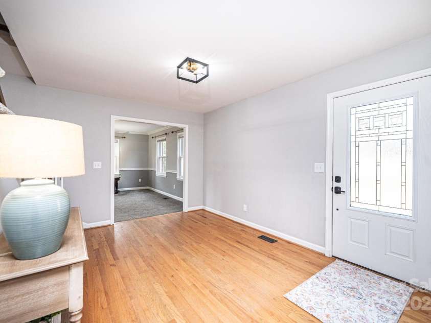 651 25th Avenue, Hickory, NC 28601.  MLS# CAR4233681, YatesRealty ID 18559. Foyer/Entry Hall