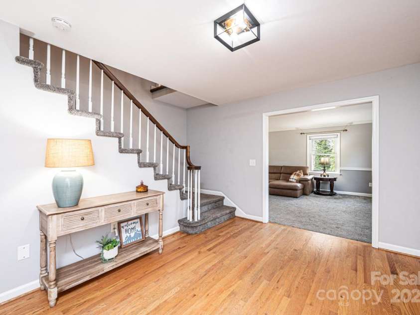 651 25th Avenue, Hickory, NC 28601.  MLS# CAR4233681, YatesRealty ID 18559. Foyer/Entry Hall