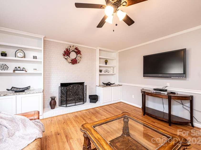 651 25th Avenue, Hickory, NC 28601.  MLS# CAR4233681, YatesRealty ID 18559. Great Room