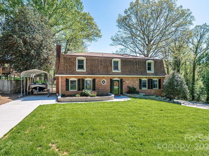 651 25th Avenue, Hickory, NC 28601.  MLS# CAR4233681, YatesRealty ID 18559. Lush Front Lawn