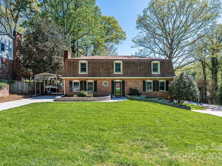 651 25th Avenue, Hickory, NC 28601.  MLS# CAR4233681, YatesRealty ID 18559. Lush Front Lawn