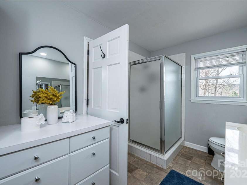 651 25th Avenue, Hickory, NC 28601.  MLS# CAR4233681, YatesRealty ID 18559. Primary Bath