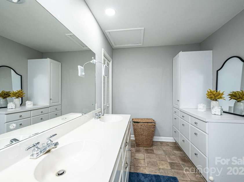 651 25th Avenue, Hickory, NC 28601.  MLS# CAR4233681, YatesRealty ID 18559. Primary Bath