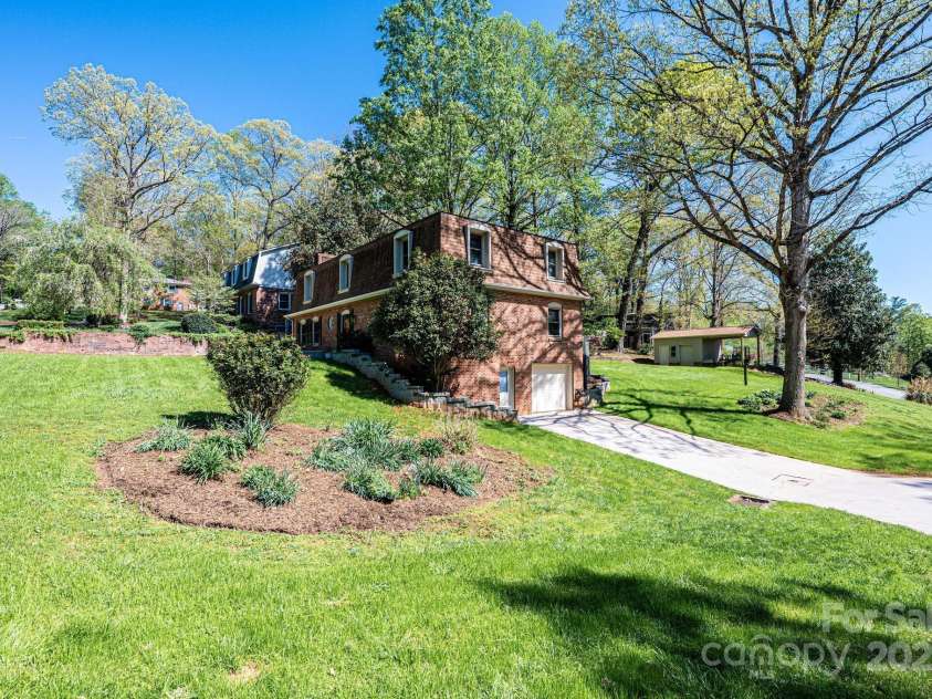 651 25th Avenue, Hickory, NC 28601.  MLS# CAR4233681, YatesRealty ID 18559. Side Yard & 2nd Driveway