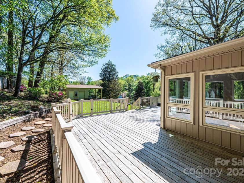 651 25th Avenue, Hickory, NC 28601.  MLS# CAR4233681, YatesRealty ID 18559. Spacious Deck