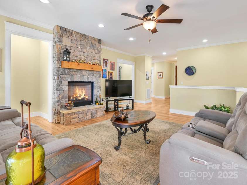 29 Stills Creek Loop, Fairview, NC 28730.  MLS# CAR4226327, YatesRealty ID 18560. Entrance Leading into Living