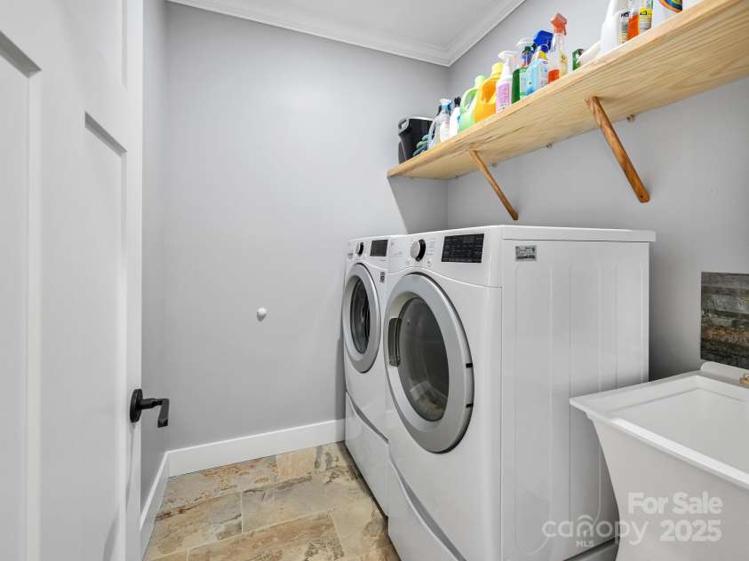 29 Stills Creek Loop, Fairview, NC 28730.  MLS# CAR4226327, YatesRealty ID 18560. Laundry Off Kitchen