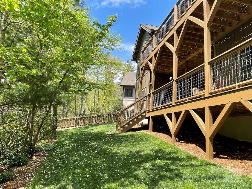 29 Stills Creek Loop, Fairview, NC 28730.  MLS# CAR4226327, YatesRealty ID 18560. Put Your Toes in the Grass...