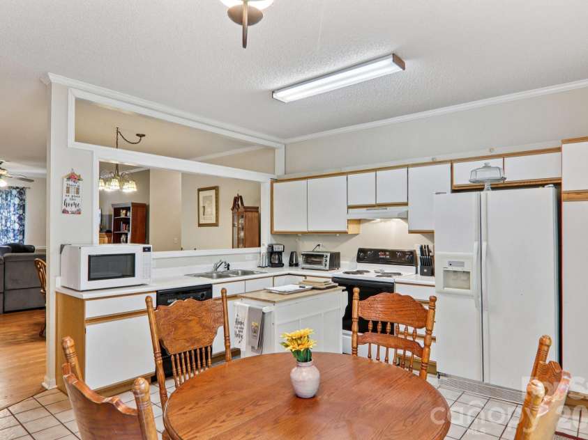 702 Cinnamon Way, Flat Rock, NC 28731.  MLS# CAR4373654, YatesRealty ID 18560. 