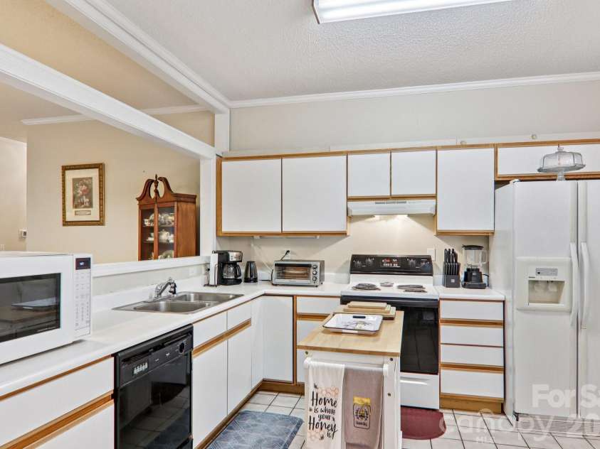 702 Cinnamon Way, Flat Rock, NC 28731.  MLS# CAR4373654, YatesRealty ID 18560. 