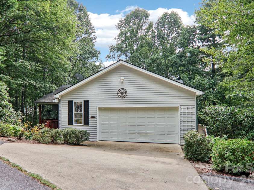 702 Cinnamon Way, Flat Rock, NC 28731.  MLS# CAR4373654, YatesRealty ID 18560. 