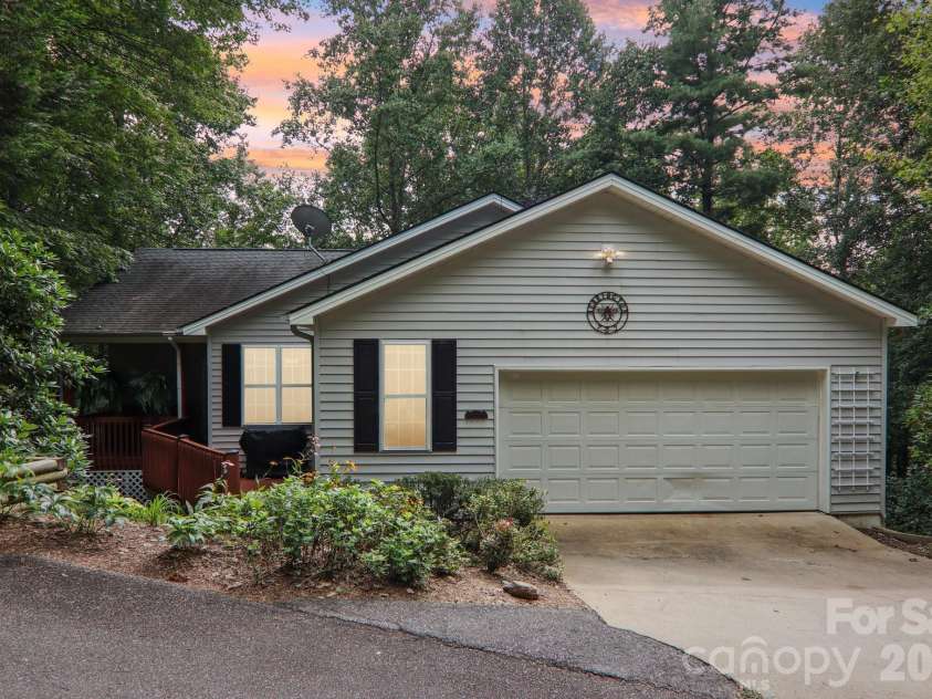 702 Cinnamon Way, Flat Rock, NC 28731.  MLS# CAR4373654, YatesRealty ID 18560. 702 Cinnamon Way