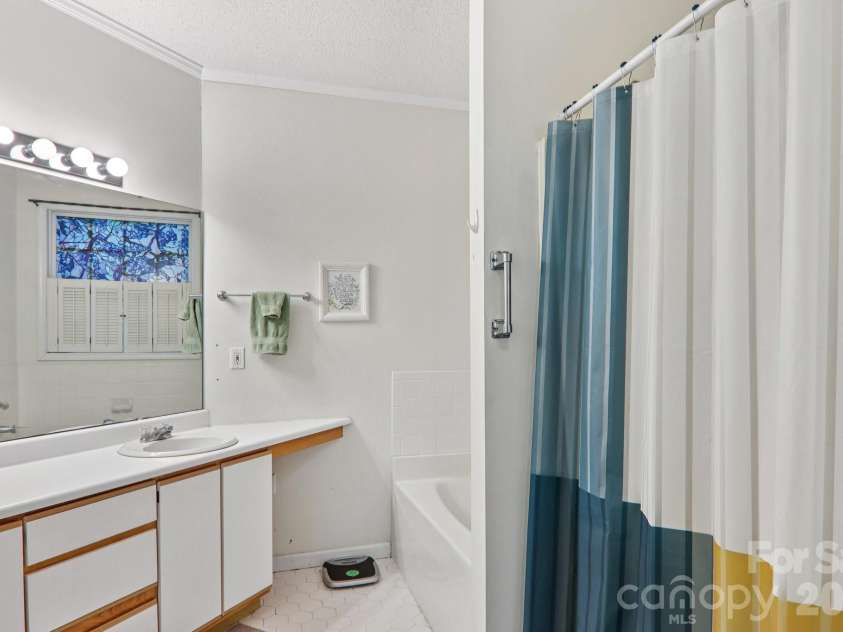 702 Cinnamon Way, Flat Rock, NC 28731.  MLS# CAR4373654, YatesRealty ID 18560. Primary Bathroom