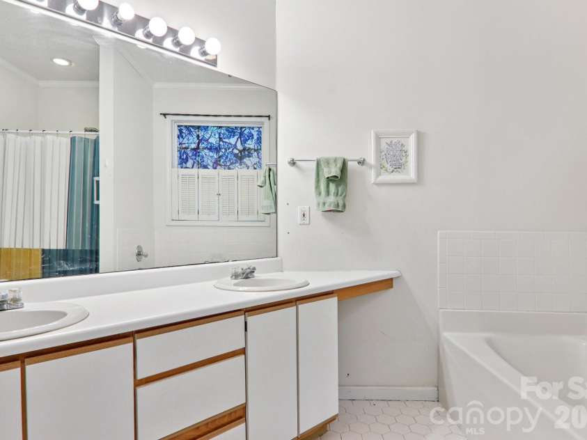 702 Cinnamon Way, Flat Rock, NC 28731.  MLS# CAR4373654, YatesRealty ID 18560. Primary Bathroom
