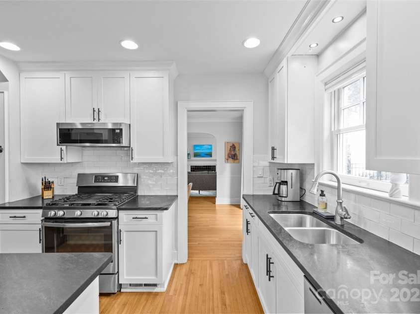 1729 Kensington Drive, Charlotte, NC 28205.  MLS# CAR4263350, YatesRealty ID 18561. 