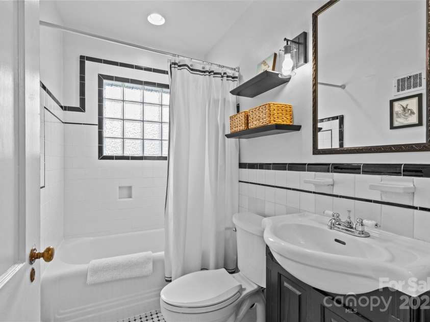 1729 Kensington Drive, Charlotte, NC 28205.  MLS# CAR4263350, YatesRealty ID 18561. 