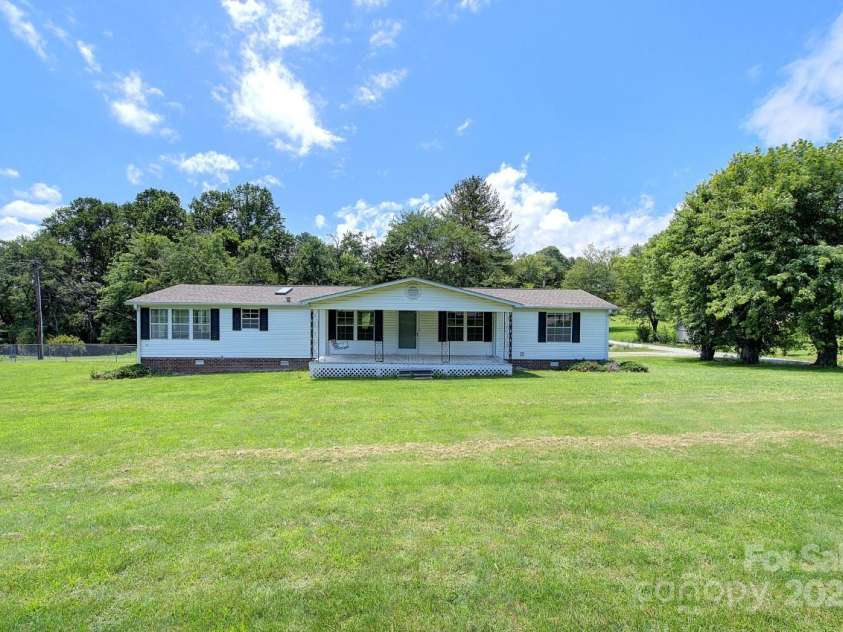23 Emerald Lane, Hendersonville, NC 28792.  MLS# CAR4265687, YatesRealty ID 18562. 