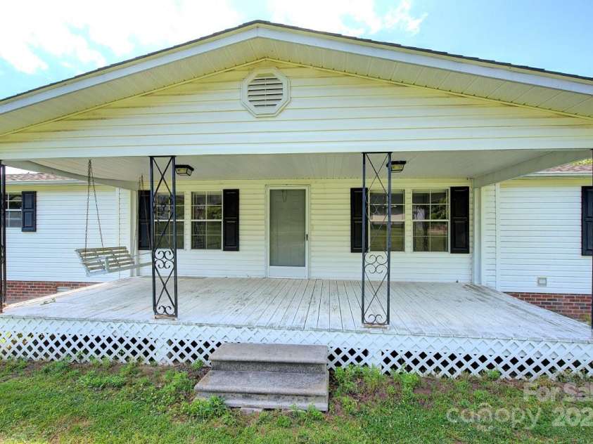 23 Emerald Lane, Hendersonville, NC 28792.  MLS# CAR4265687, YatesRealty ID 18562. 