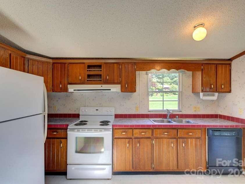 23 Emerald Lane, Hendersonville, NC 28792.  MLS# CAR4265687, YatesRealty ID 18562. 