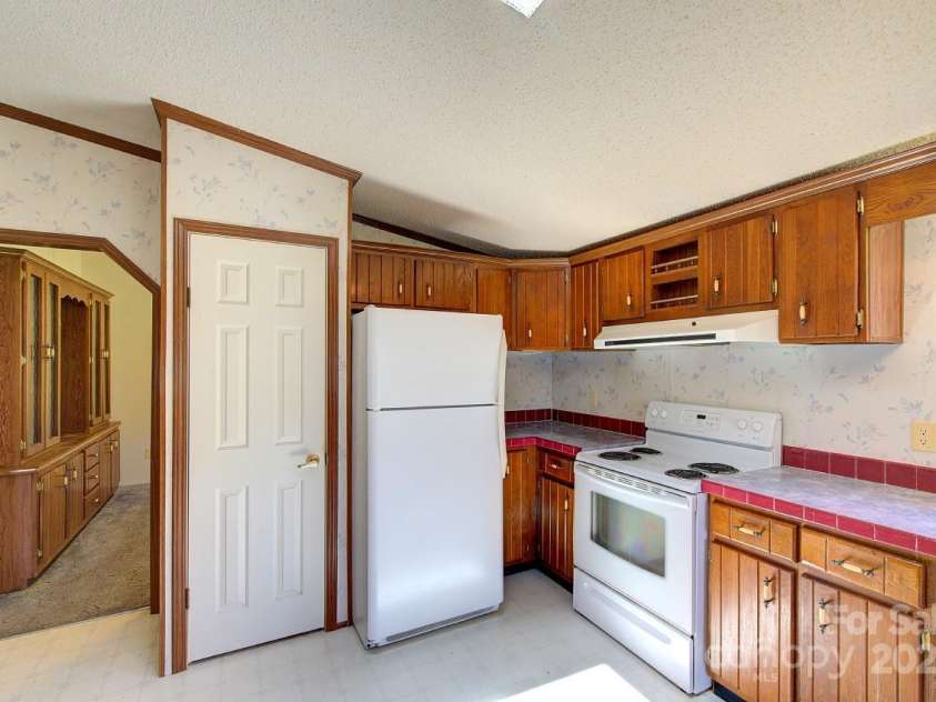 23 Emerald Lane, Hendersonville, NC 28792.  MLS# CAR4265687, YatesRealty ID 18562. 