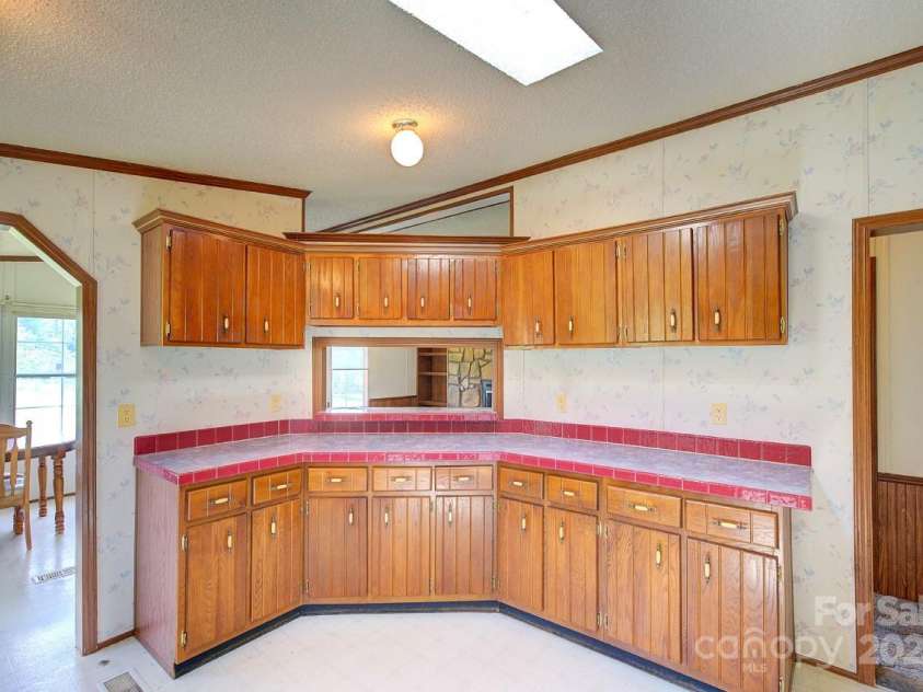 23 Emerald Lane, Hendersonville, NC 28792.  MLS# CAR4265687, YatesRealty ID 18562. 
