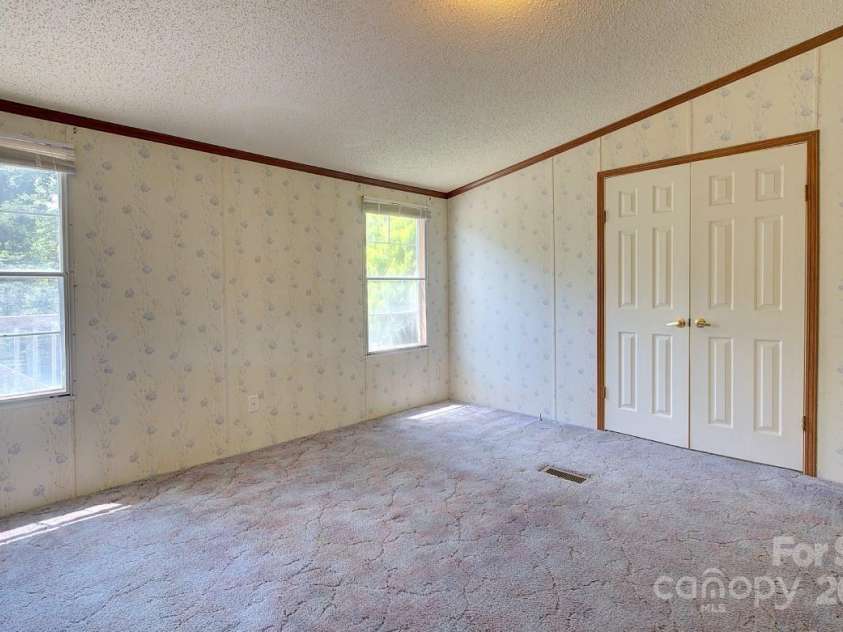 23 Emerald Lane, Hendersonville, NC 28792.  MLS# CAR4265687, YatesRealty ID 18562. 
