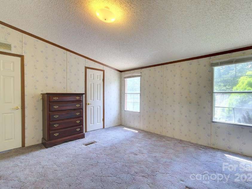 23 Emerald Lane, Hendersonville, NC 28792.  MLS# CAR4265687, YatesRealty ID 18562. 