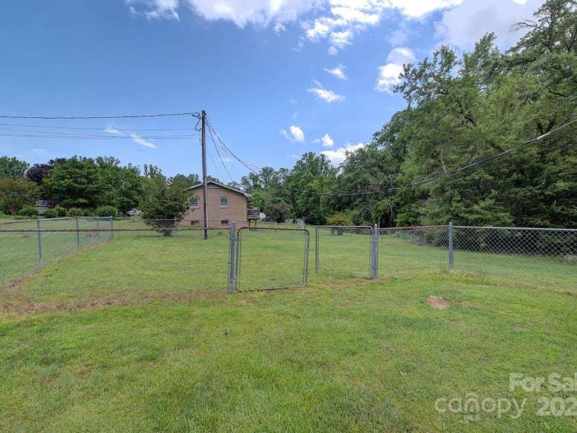 23 Emerald Lane, Hendersonville, NC 28792.  MLS# CAR4265687, YatesRealty ID 18562. 