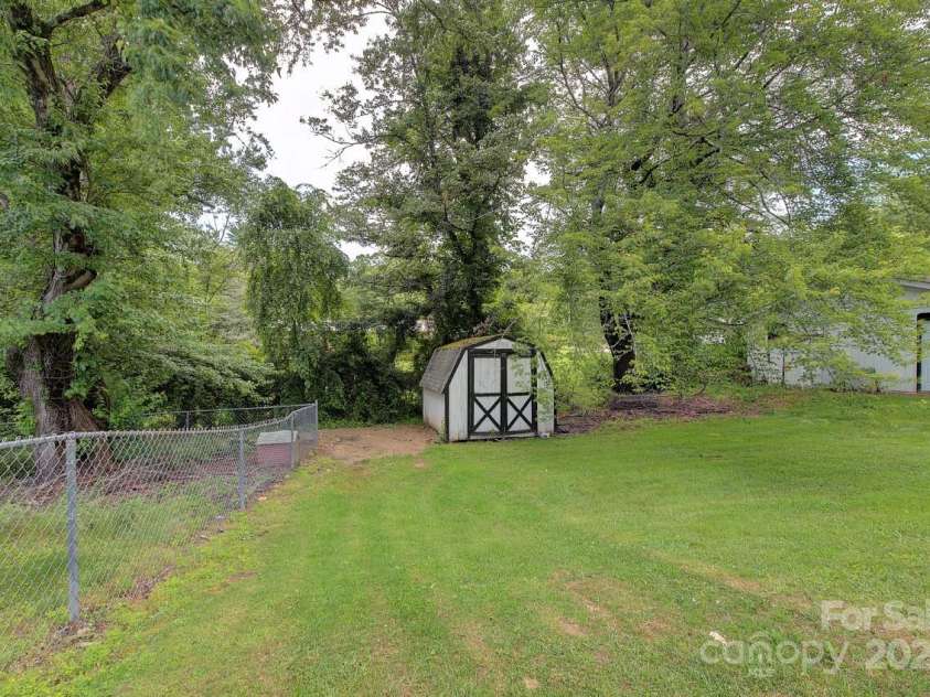 23 Emerald Lane, Hendersonville, NC 28792.  MLS# CAR4265687, YatesRealty ID 18562. 
