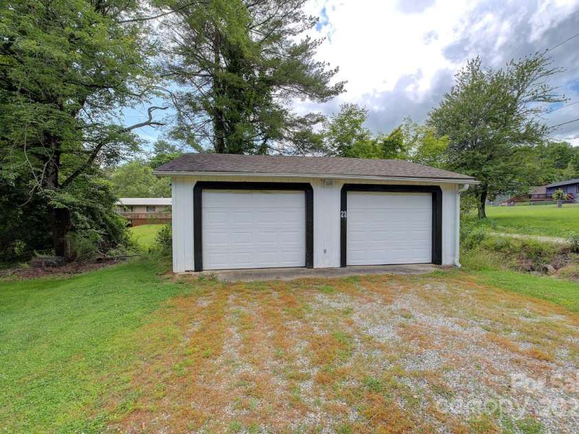 23 Emerald Lane, Hendersonville, NC 28792.  MLS# CAR4265687, YatesRealty ID 18562. 