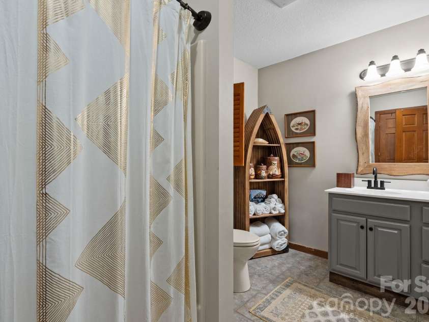 65 Sugar Maple Drive, Mills River, NC 28759.  MLS# CAR4357301, YatesRealty ID 18562. Ensuite Bathroom for Bedroom #3.
