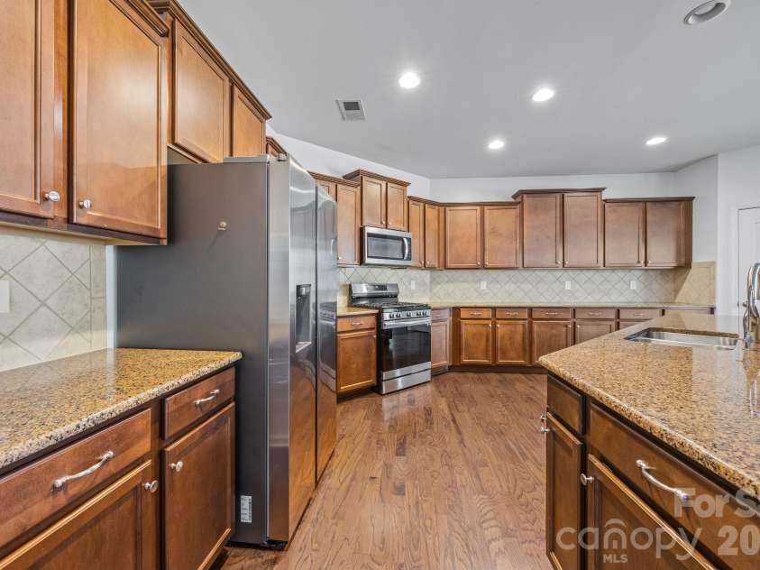 6111 Berewick Commons Parkway, Charlotte, NC 28278.  MLS# CAR4343287, YatesRealty ID 18565. 