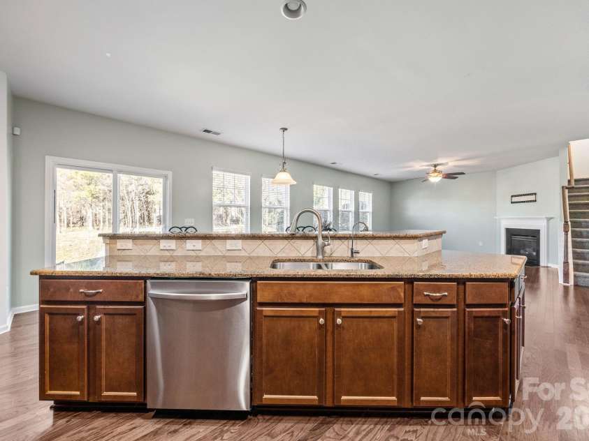 6111 Berewick Commons Parkway, Charlotte, NC 28278.  MLS# CAR4343287, YatesRealty ID 18565. 