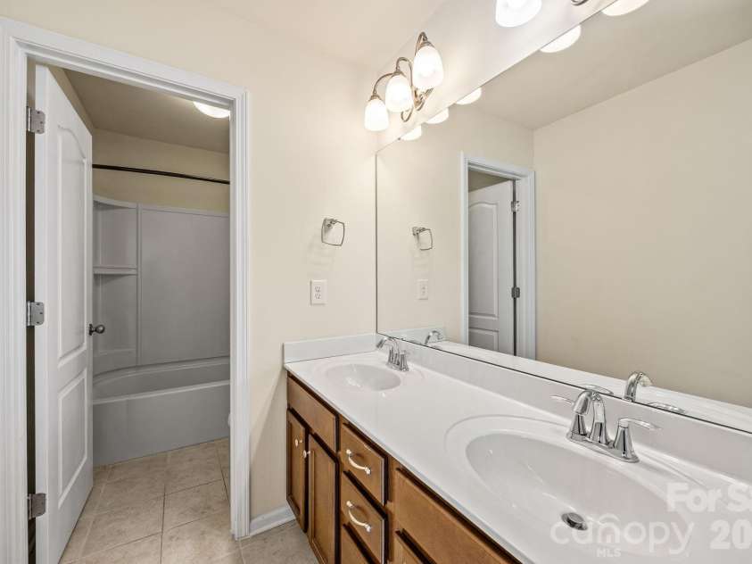 6111 Berewick Commons Parkway, Charlotte, NC 28278.  MLS# CAR4343287, YatesRealty ID 18565. 