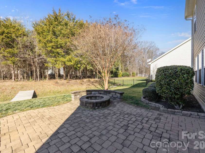 6111 Berewick Commons Parkway, Charlotte, NC 28278.  MLS# CAR4343287, YatesRealty ID 18565. 