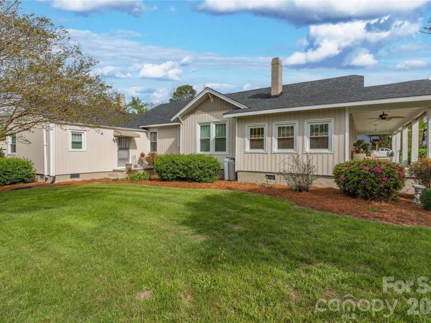 271 Main Street, Denton, NC 27239.  MLS# CAR4404890, YatesRealty ID 18566. Beautifully landscaped side yard