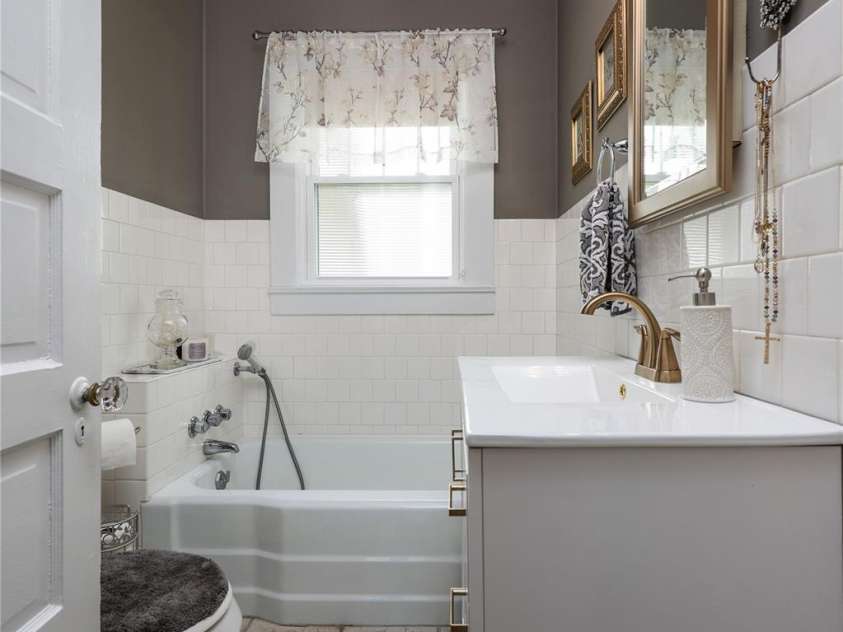 271 Main Street, Denton, NC 27239.  MLS# CAR4404890, YatesRealty ID 18566. Hall Bath