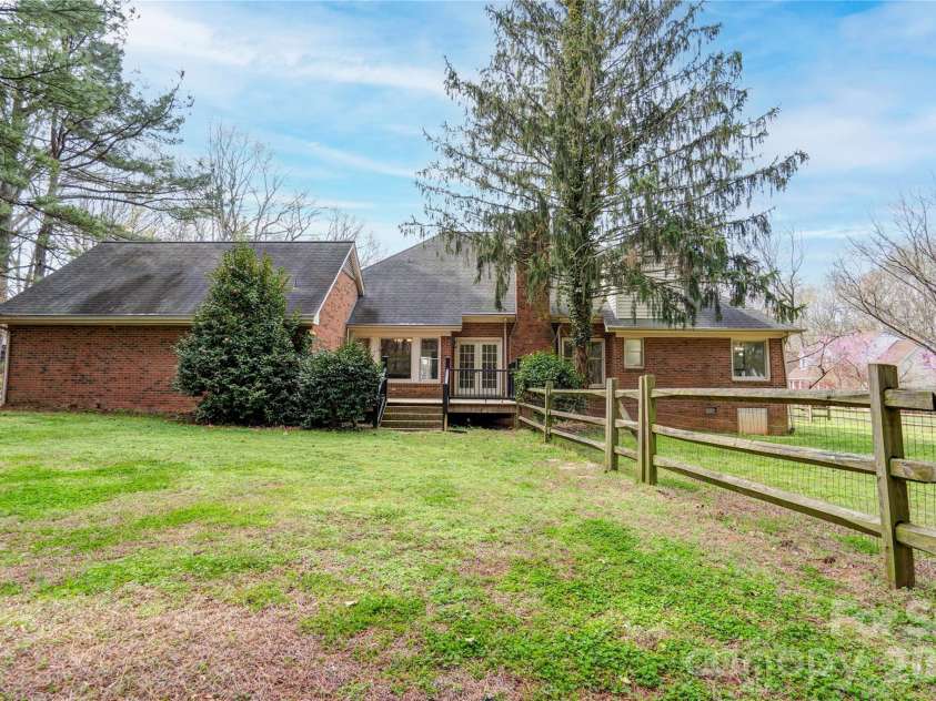 124 Gold Run Court, Kings Mountain, NC 28086.  MLS# CAR4355578, YatesRealty ID 18567. 