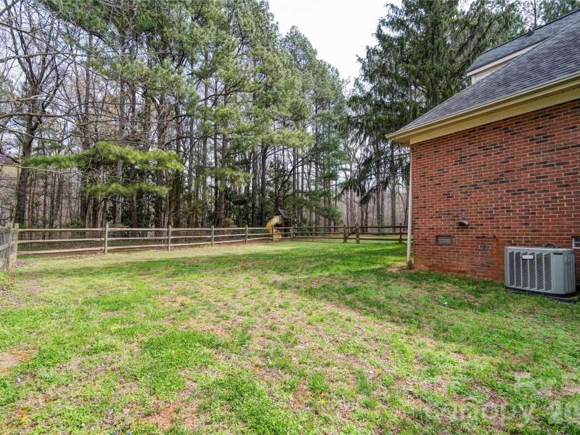 124 Gold Run Court, Kings Mountain, NC 28086.  MLS# CAR4355578, YatesRealty ID 18567. 